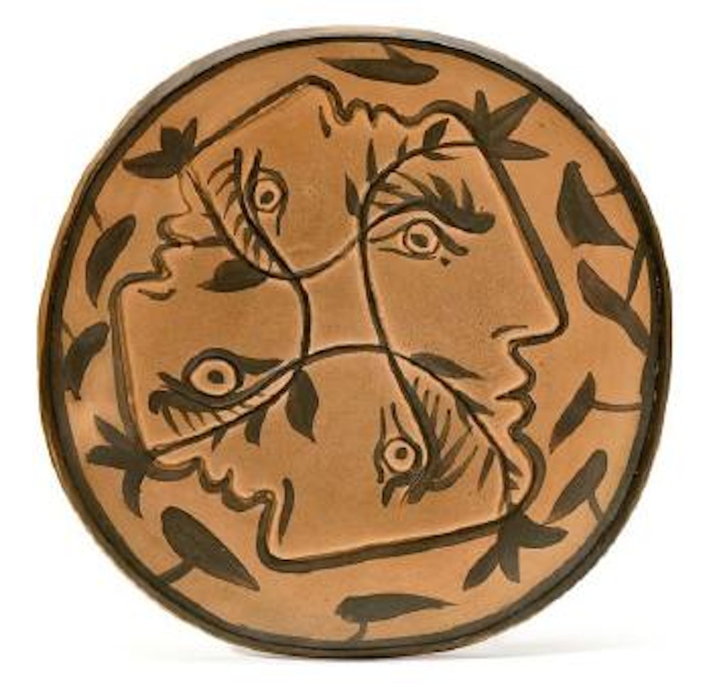 Quatre profils enlacés assiette by Pablo Picasso