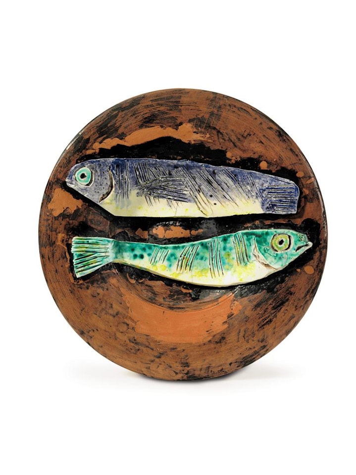 Deux poissons en relief sur fond rouge by Pablo Picasso