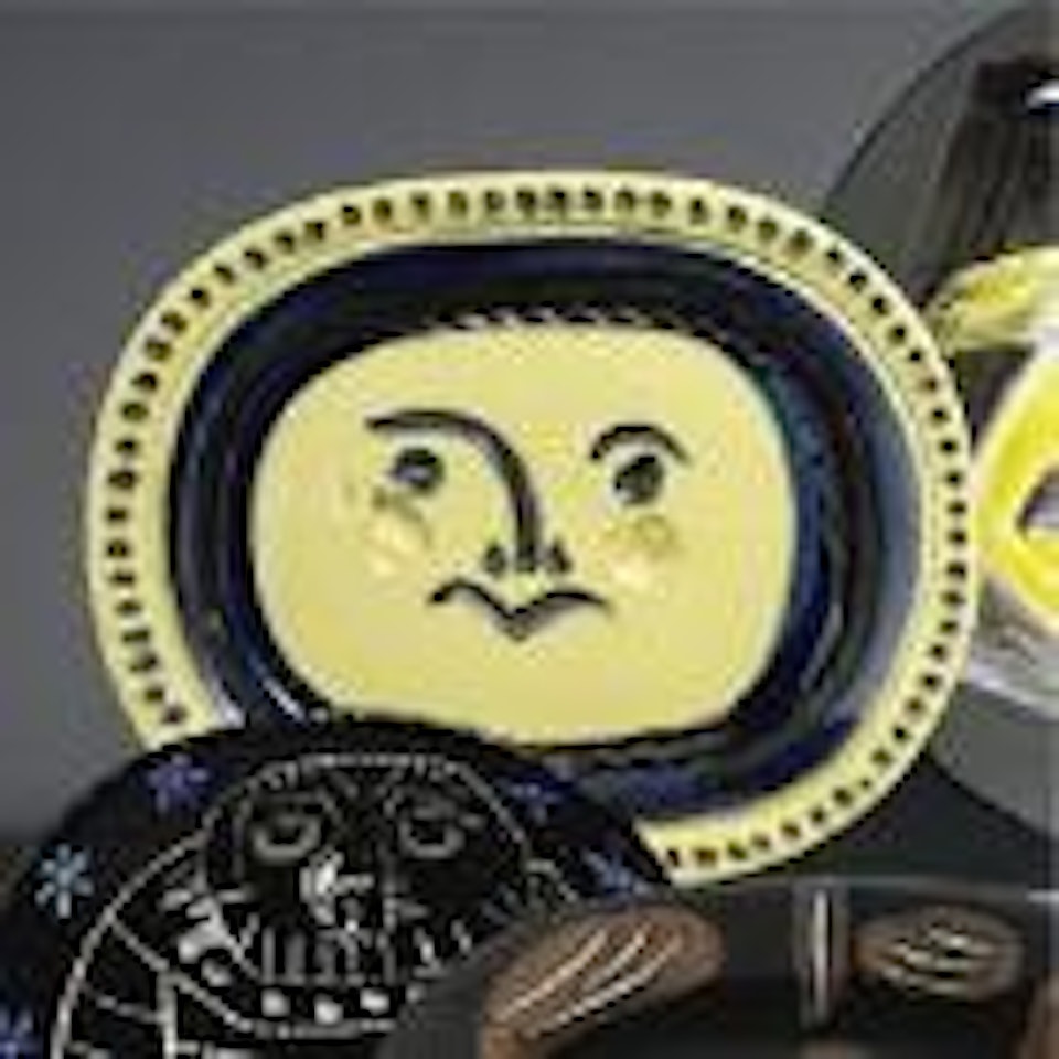 Visage grave, fond grege by Pablo Picasso